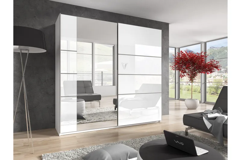 Joannie Garderob, Vit