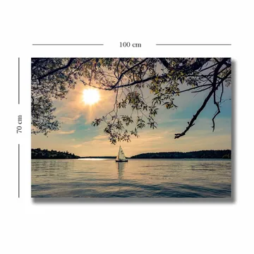 Canvastavla 70x100 cm - Segelbåt glider fram över en spegelblanka sjö under en solig himmel - Blå / Grön / Gul - Products - Inredning - Tavlor & posters - Canvastavla