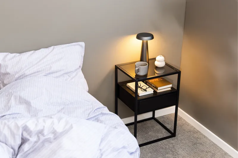 Sakila Sängbord 35 cm - Svart - Products - Möbler - Bord & matgrupp - Avlastningsbord & sidobord - Sängbord & nattduksbord