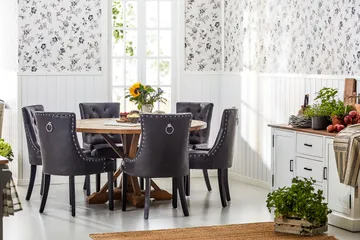 Lyon Rund Matgrupp 150 cm med 6 Tuva Stolar - Brun Vintage Alm / Svart Pu - Products - Möbler - Bord & matgrupp - Matgrupp