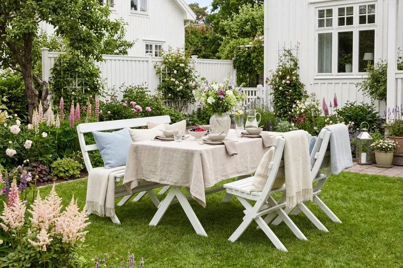 Landet Utomhus matgrupp 118x70x74 cm med soffa och 2 klappstolar - Vit - Products - Utemöbler & utemiljö - Utegrupp - Matgrupp utomhus